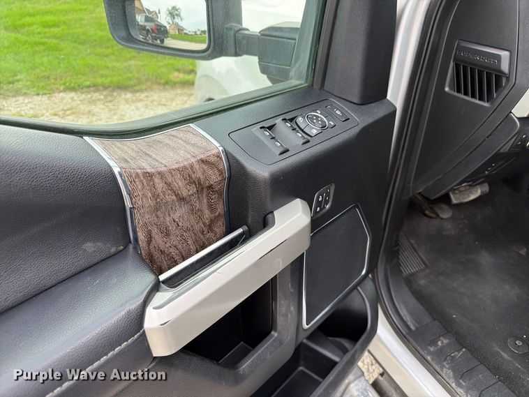 image for item DT3006 2019 Ford F350 Super Duty Crew Cab pickup truck