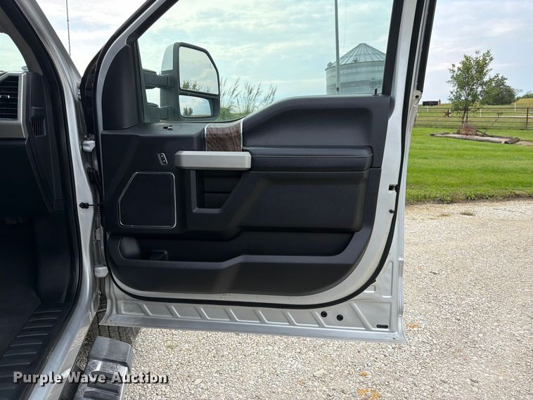 image for item DT3006 2019 Ford F350 Super Duty Crew Cab pickup truck
