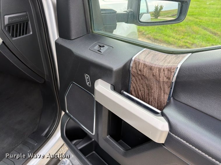 image for item DT3006 2019 Ford F350 Super Duty Crew Cab pickup truck