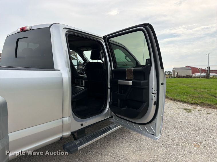 image for item DT3006 2019 Ford F350 Super Duty Crew Cab pickup truck