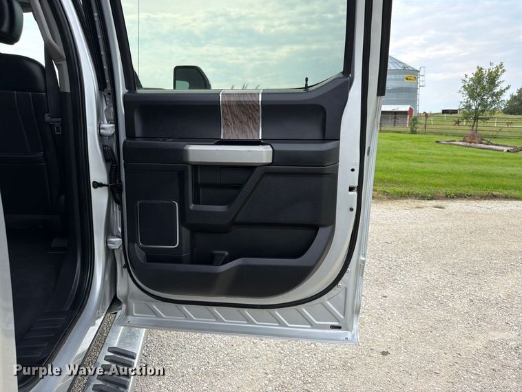 image for item DT3006 2019 Ford F350 Super Duty Crew Cab pickup truck