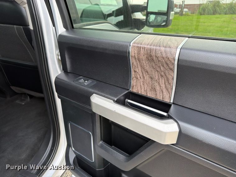 image for item DT3006 2019 Ford F350 Super Duty Crew Cab pickup truck