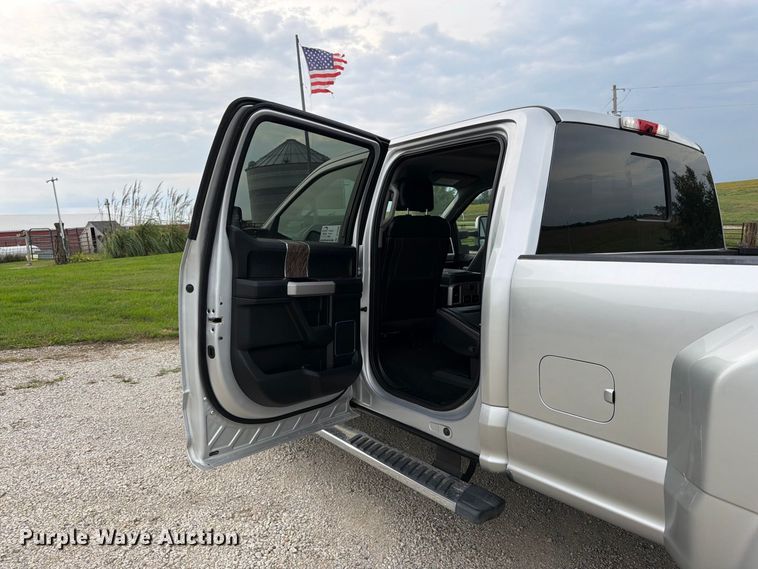 image for item DT3006 2019 Ford F350 Super Duty Crew Cab pickup truck
