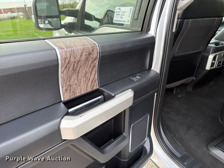 image for item DT3006 2019 Ford F350 Super Duty Crew Cab pickup truck
