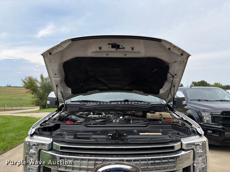 image for item DT3006 2019 Ford F350 Super Duty Crew Cab pickup truck