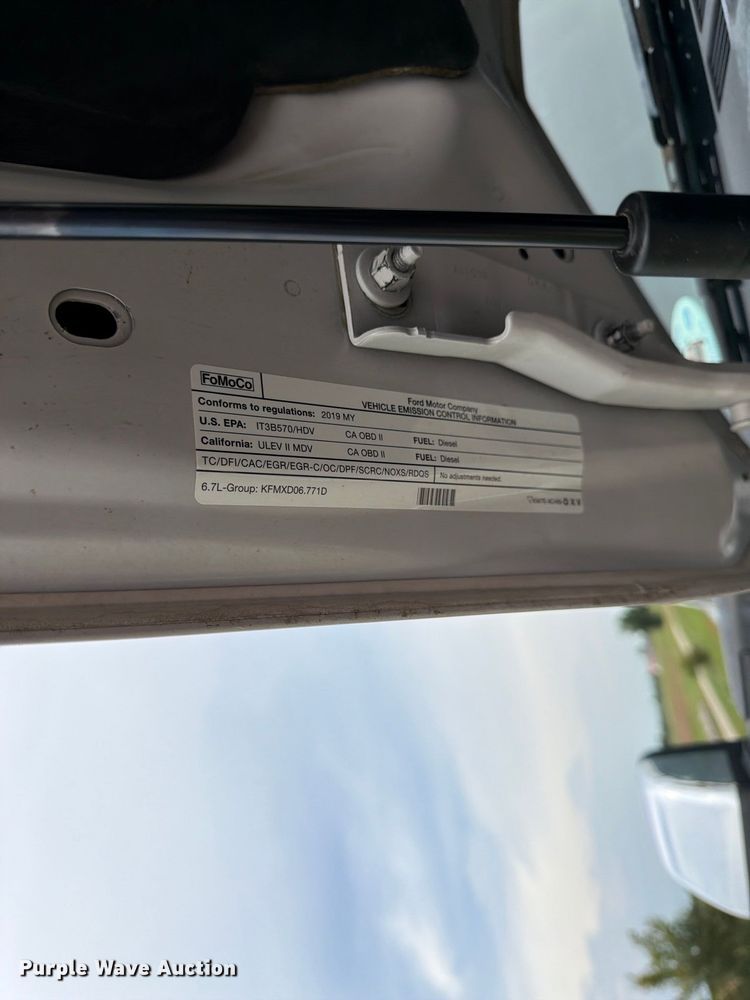 image for item DT3006 2019 Ford F350 Super Duty Crew Cab pickup truck