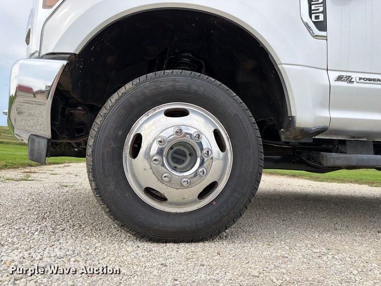 image for item DT3006 2019 Ford F350 Super Duty Crew Cab pickup truck