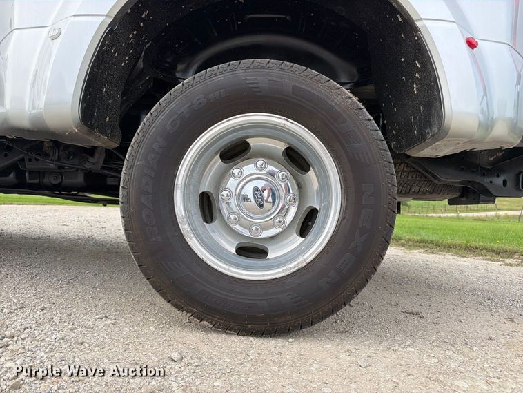image for item DT3006 2019 Ford F350 Super Duty Crew Cab pickup truck