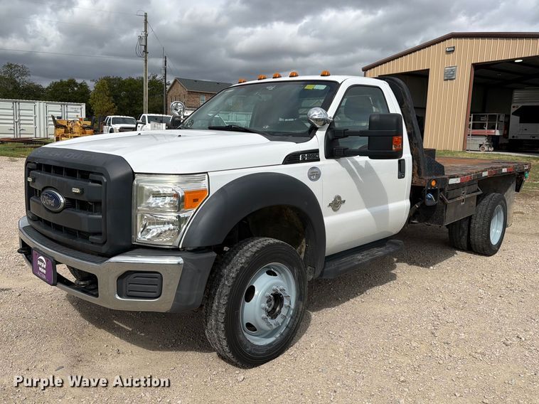 2016 Ford F550 Super Duty flatbed truck