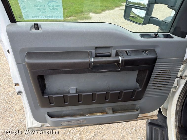 image for item DU3138 2016 Ford F550 Super Duty flatbed truck