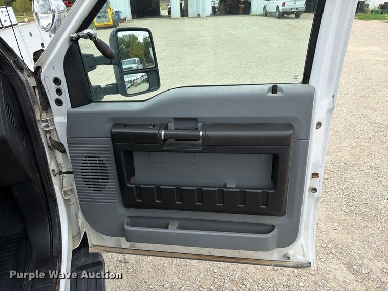 image for item DU3138 2016 Ford F550 Super Duty flatbed truck