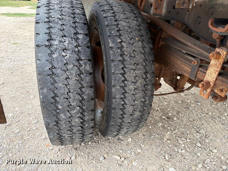 image for item DU3138 2016 Ford F550 Super Duty flatbed truck
