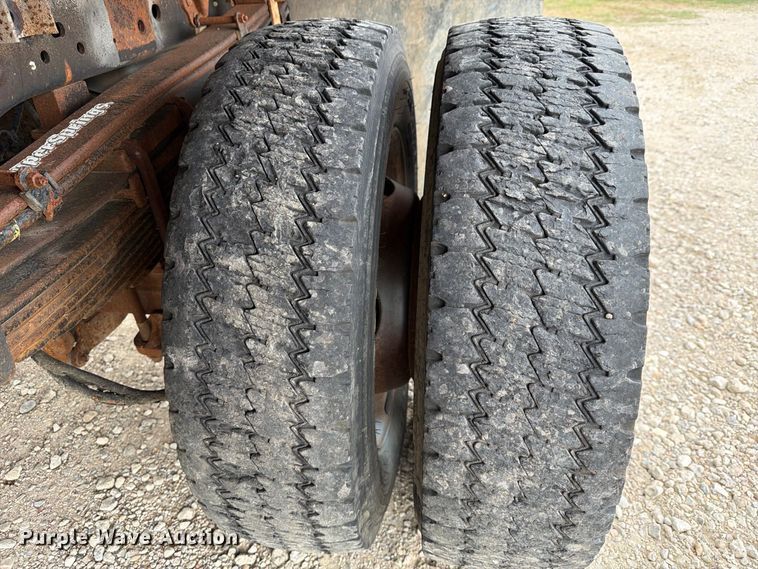 image for item DU3138 2016 Ford F550 Super Duty flatbed truck