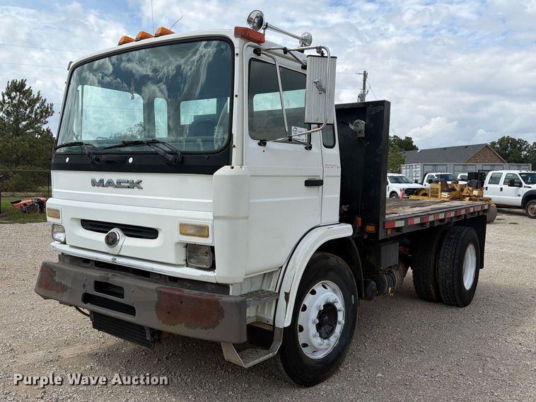 2001 Mack MS flatbed truck