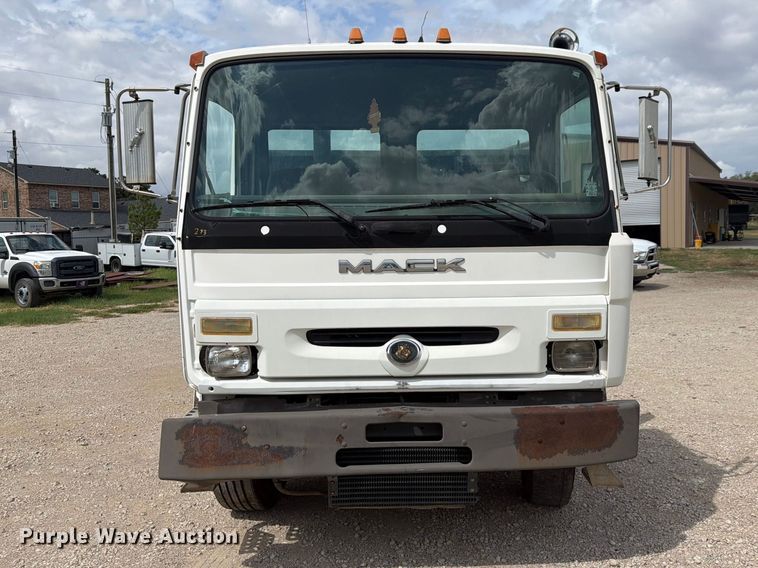 image for item DU3143 2001 Mack MS flatbed truck