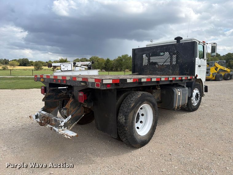image for item DU3143 2001 Mack MS flatbed truck