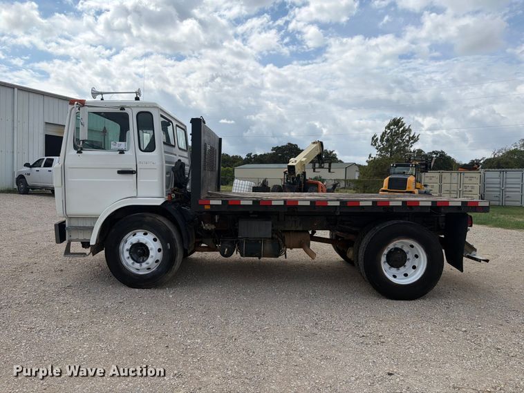 image for item DU3143 2001 Mack MS flatbed truck