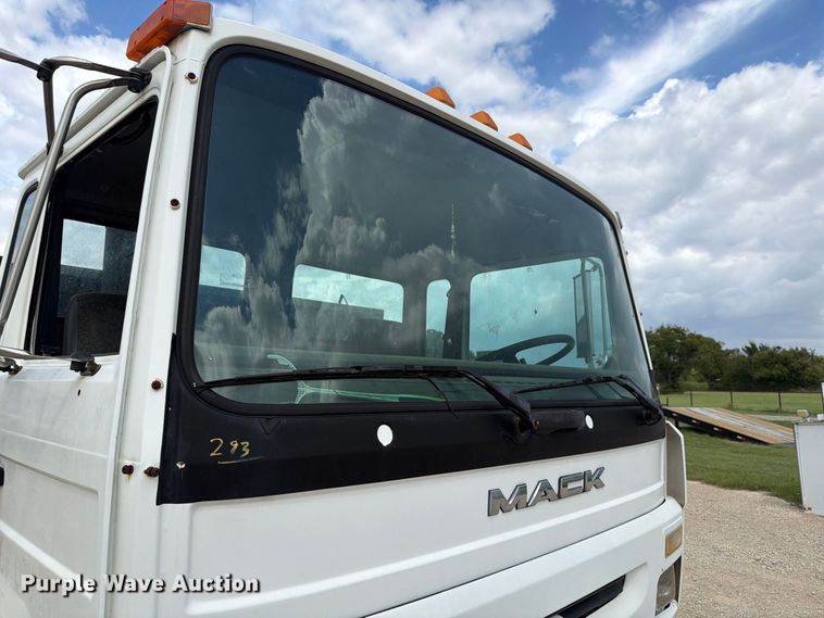 image for item DU3143 2001 Mack MS flatbed truck
