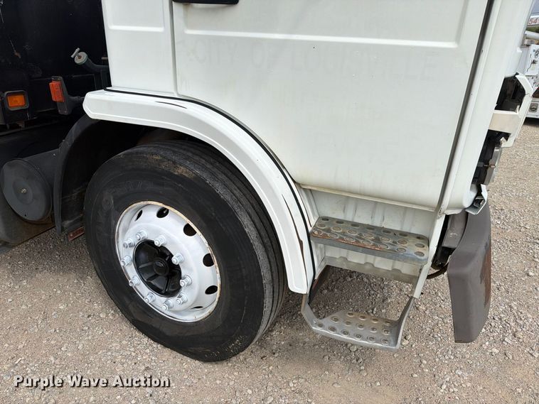 image for item DU3143 2001 Mack MS flatbed truck