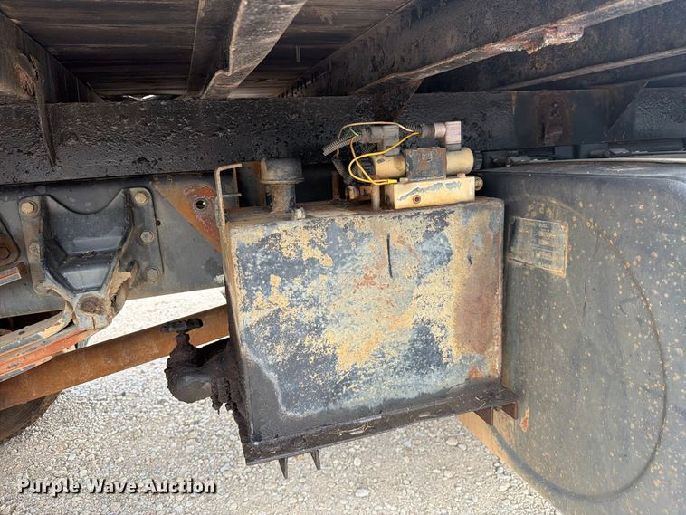 image for item DU3143 2001 Mack MS flatbed truck