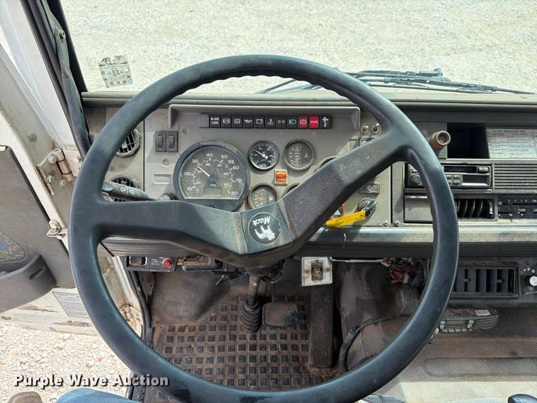 image for item DU3143 2001 Mack MS flatbed truck
