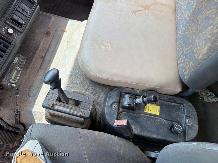 image for item DU3143 2001 Mack MS flatbed truck