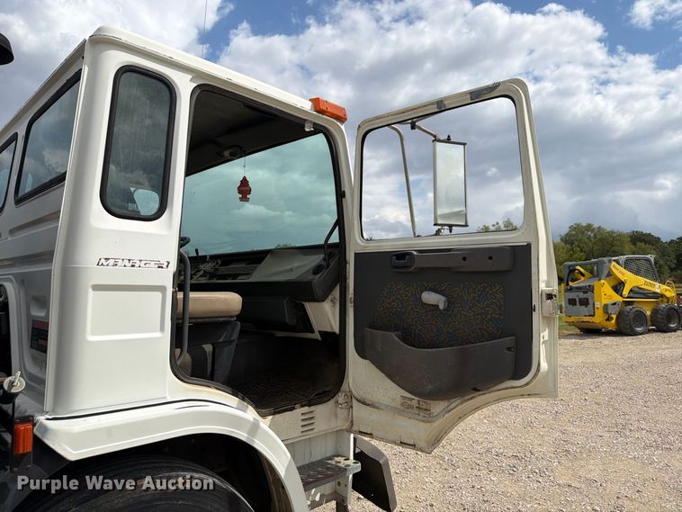 image for item DU3143 2001 Mack MS flatbed truck