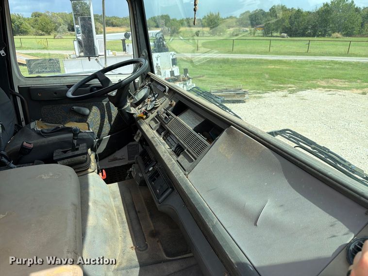 image for item DU3143 2001 Mack MS flatbed truck