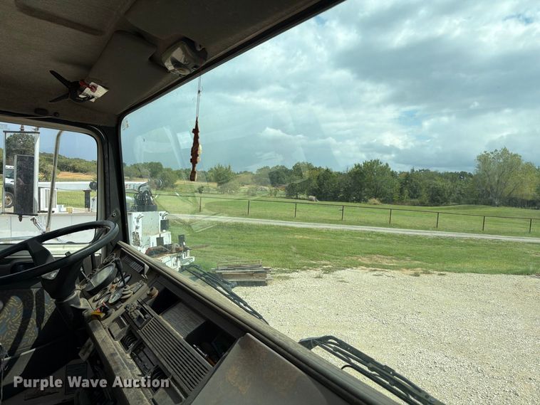 image for item DU3143 2001 Mack MS flatbed truck