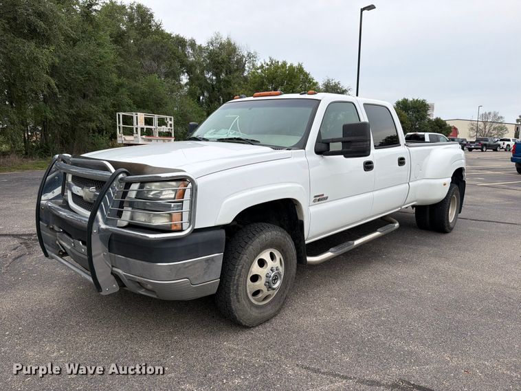 2004 Chevrolet Silverado 3500 Crew Cab pickup truck