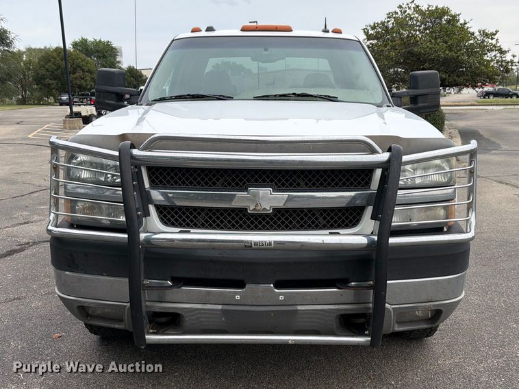 image for item DV0920 2004 Chevrolet Silverado 3500 Crew Cab pickup truck