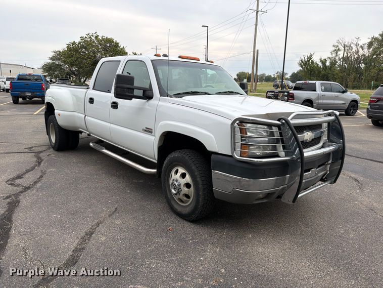 image for item DV0920 2004 Chevrolet Silverado 3500 Crew Cab pickup truck