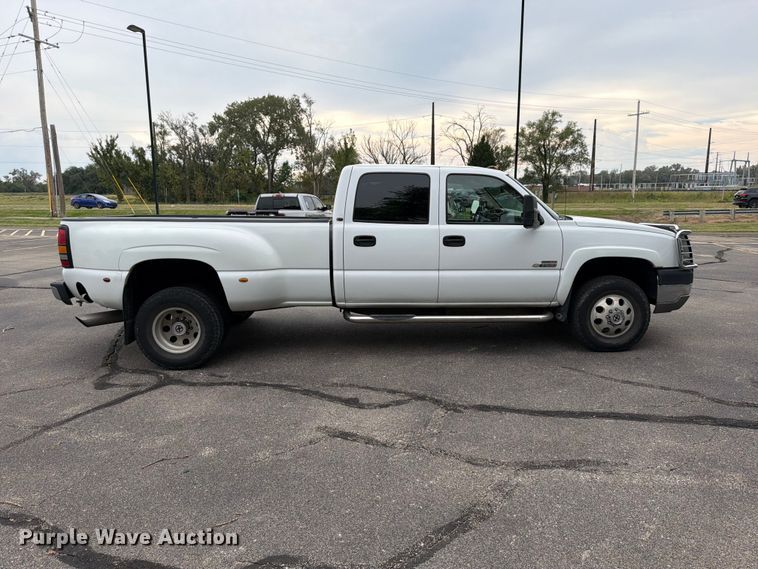 image for item DV0920 2004 Chevrolet Silverado 3500 Crew Cab pickup truck