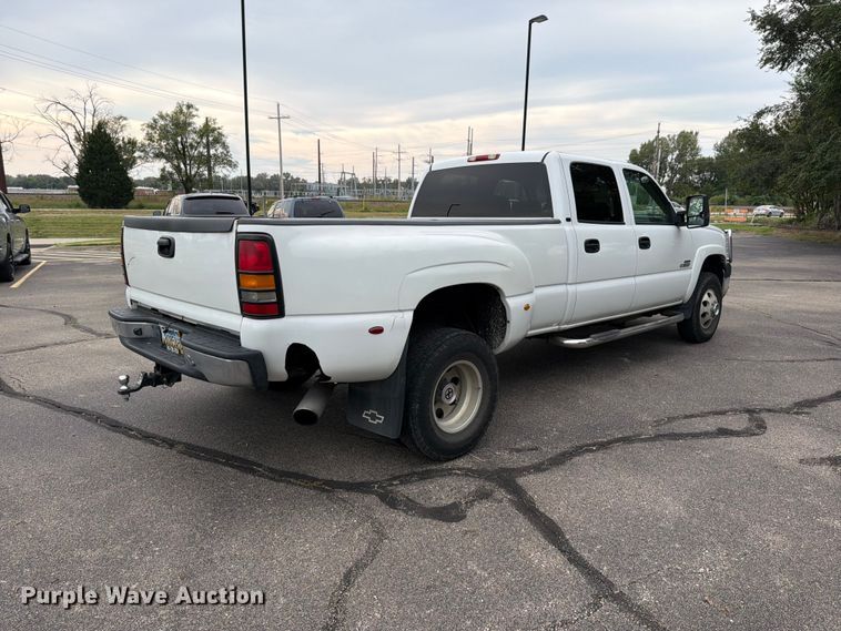 image for item DV0920 2004 Chevrolet Silverado 3500 Crew Cab pickup truck
