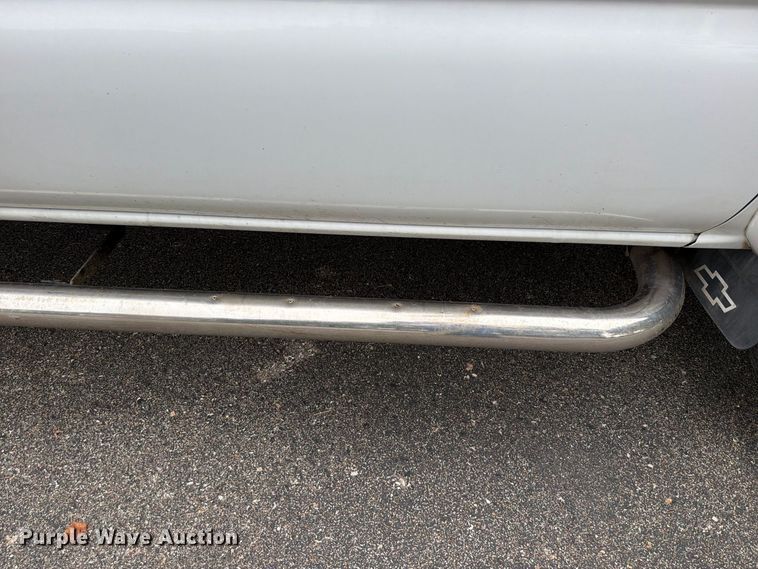 image for item DV0920 2004 Chevrolet Silverado 3500 Crew Cab pickup truck