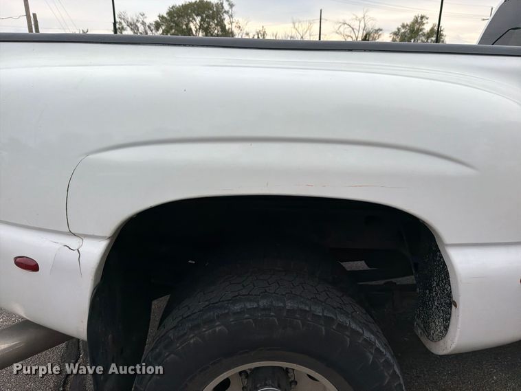 image for item DV0920 2004 Chevrolet Silverado 3500 Crew Cab pickup truck