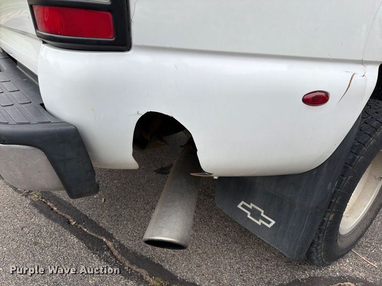 image for item DV0920 2004 Chevrolet Silverado 3500 Crew Cab pickup truck