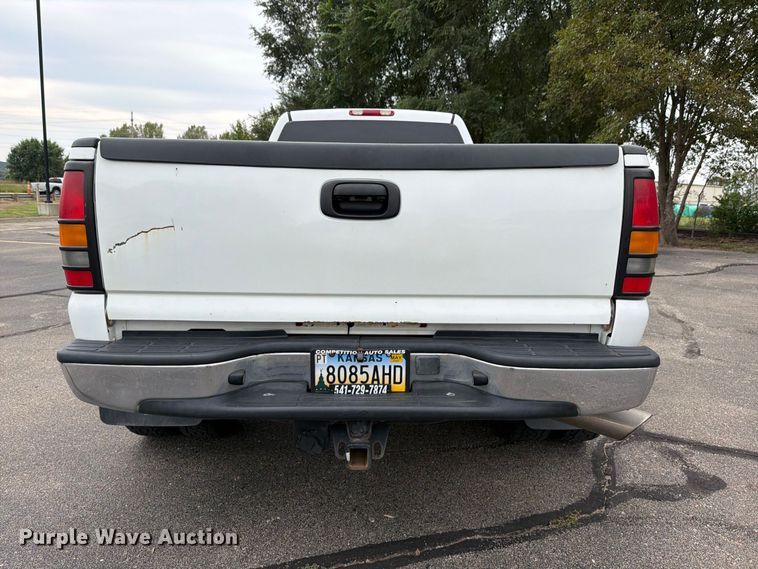 image for item DV0920 2004 Chevrolet Silverado 3500 Crew Cab pickup truck