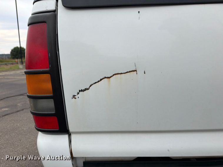 image for item DV0920 2004 Chevrolet Silverado 3500 Crew Cab pickup truck