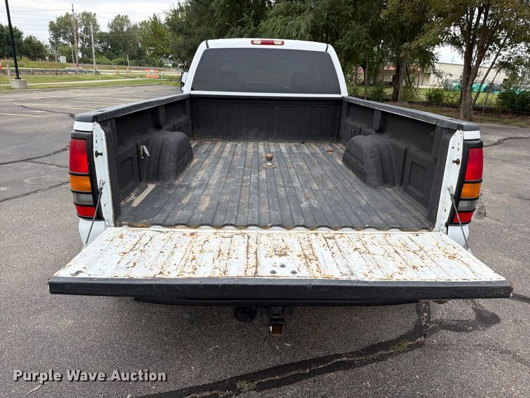 image for item DV0920 2004 Chevrolet Silverado 3500 Crew Cab pickup truck