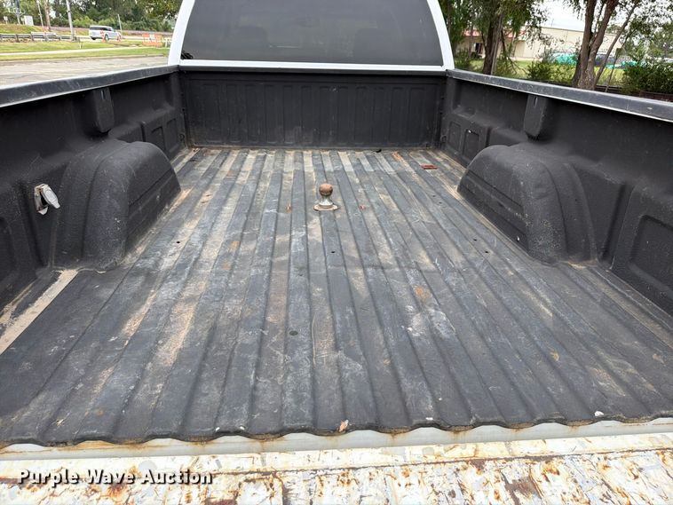 image for item DV0920 2004 Chevrolet Silverado 3500 Crew Cab pickup truck