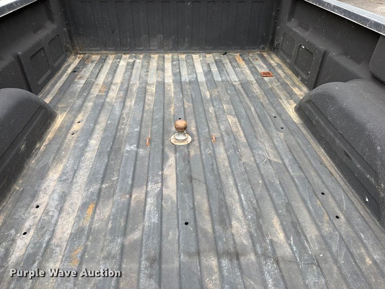 image for item DV0920 2004 Chevrolet Silverado 3500 Crew Cab pickup truck