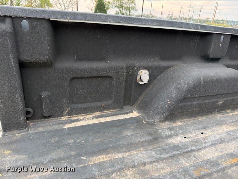 image for item DV0920 2004 Chevrolet Silverado 3500 Crew Cab pickup truck