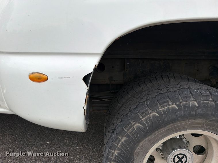 image for item DV0920 2004 Chevrolet Silverado 3500 Crew Cab pickup truck