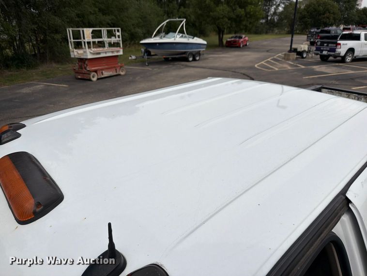 image for item DV0920 2004 Chevrolet Silverado 3500 Crew Cab pickup truck