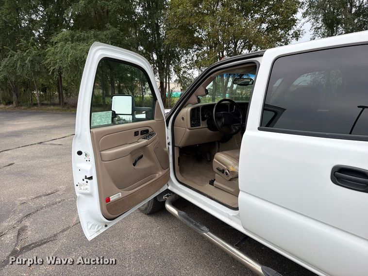 image for item DV0920 2004 Chevrolet Silverado 3500 Crew Cab pickup truck