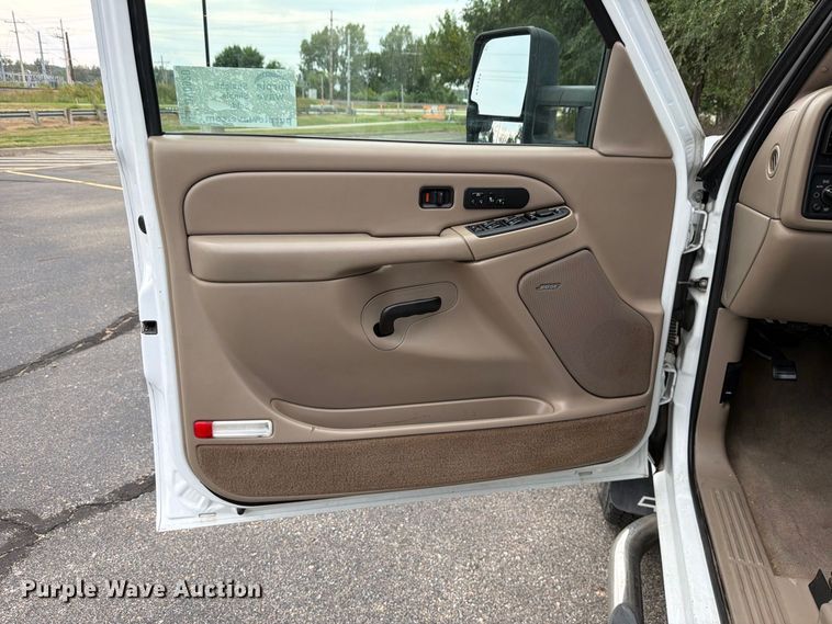 image for item DV0920 2004 Chevrolet Silverado 3500 Crew Cab pickup truck