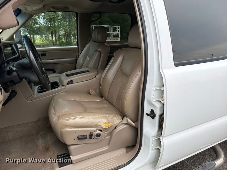 image for item DV0920 2004 Chevrolet Silverado 3500 Crew Cab pickup truck