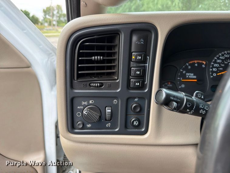 image for item DV0920 2004 Chevrolet Silverado 3500 Crew Cab pickup truck