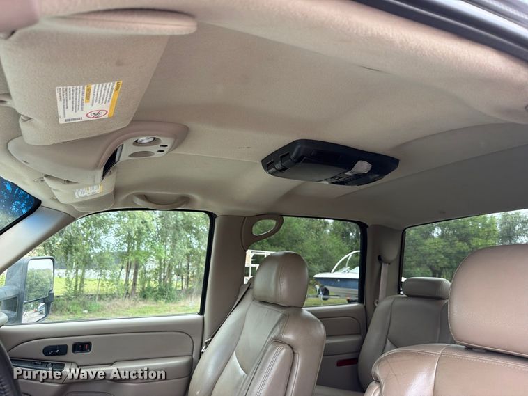 image for item DV0920 2004 Chevrolet Silverado 3500 Crew Cab pickup truck
